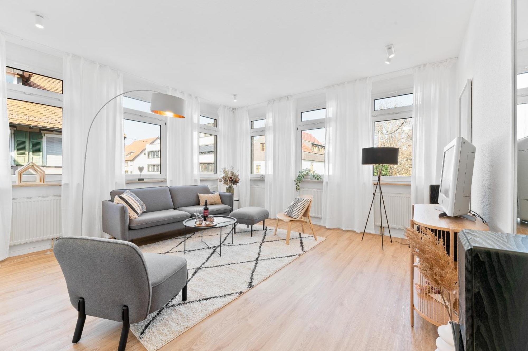 Helle Zentrumsnahe Familienfreundliche Ferienwohnung Фелльбах Екстер'єр фото